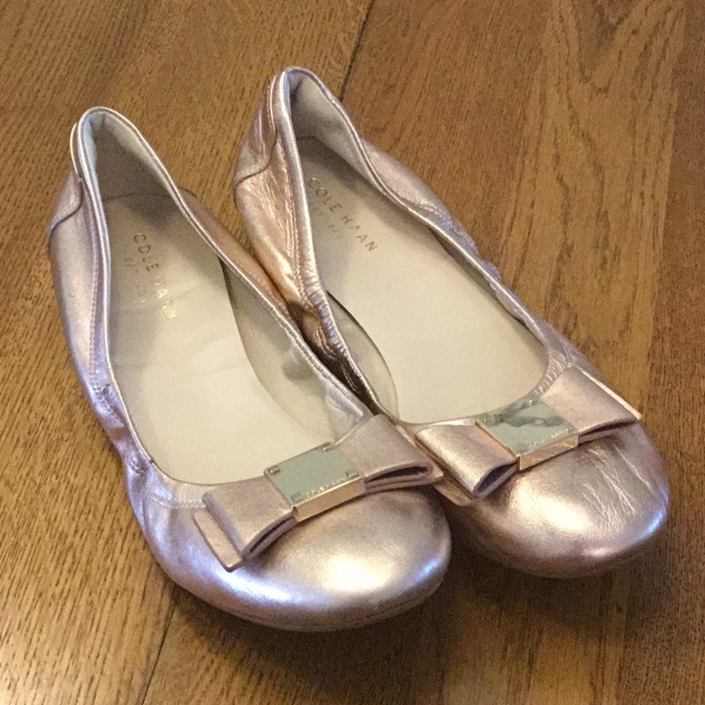 Woman’s Cole Haan gold with bow ballet flat. Size 6. Barely worn! Leather. Cute!